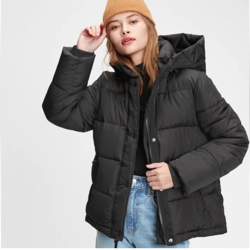 Gap Upcycled Puffer Coat in Black size S
